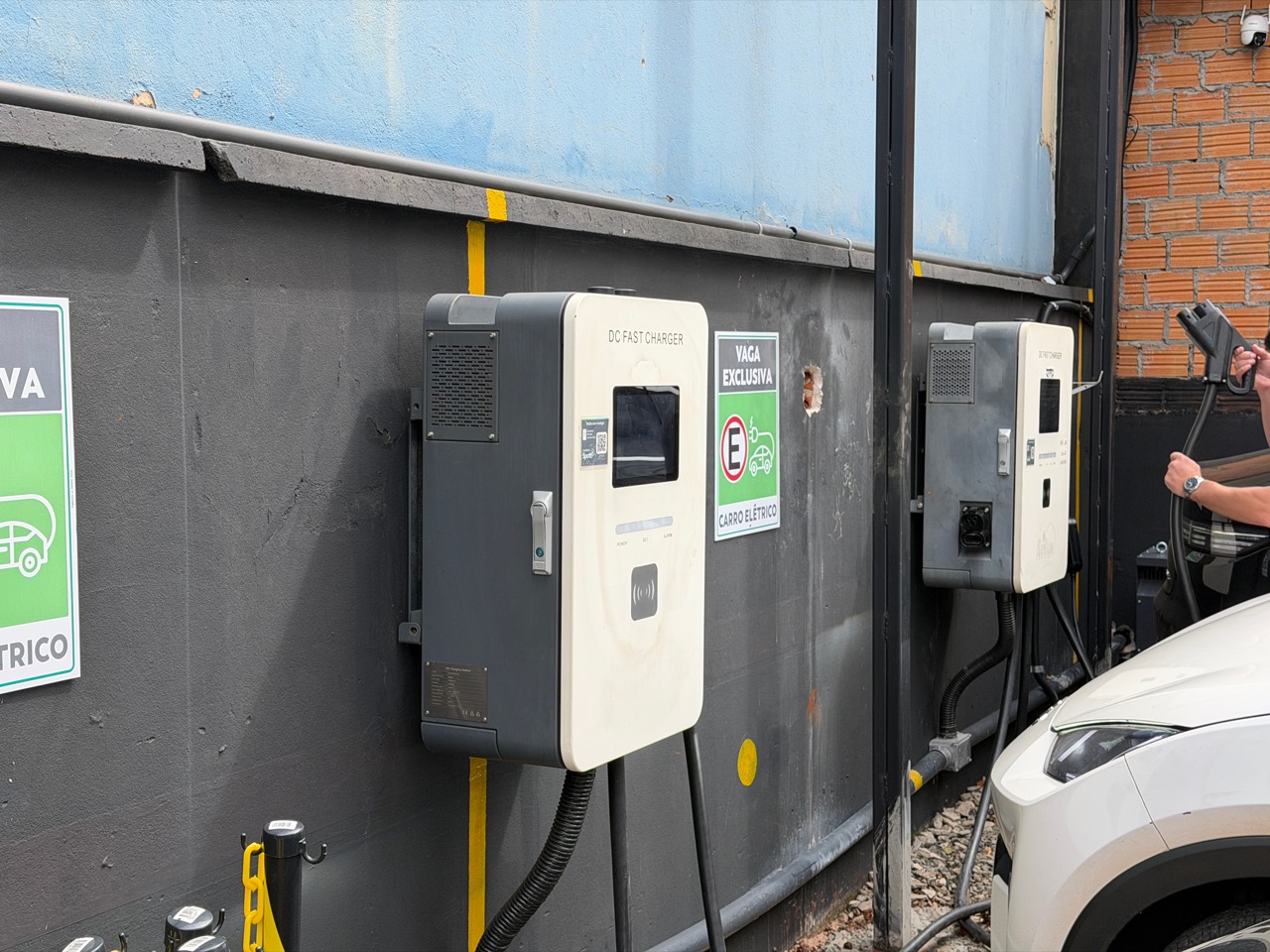 Carregadores elétricos da DVT Car em Londrina